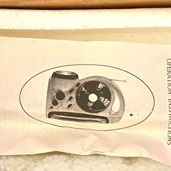 NIB NEVER USED SHARPER IMAGE 5-in-1 SURVIVOR FAN/LIGHT/LANTERN/RADIO/SIREN AC/DC - Picture 10 of 10